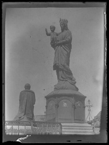 Puy-en-Velay (Haute-Loire) : statue de Notre-Dame de France et statue agenouillée de Mgr de Morlhon du Puy-en-Velay