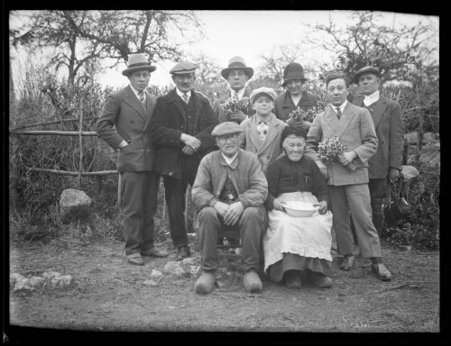 Portrait de groupe : Marc Bry avec ses grands-parents, Gustave et Augustine Chevalier, ses frères et des amis