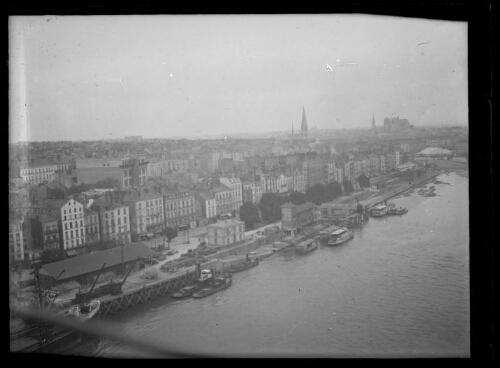 Paris : vue panoramique sur les quais de Seine avec la cathédrale Notre-Dame en arrière-plan