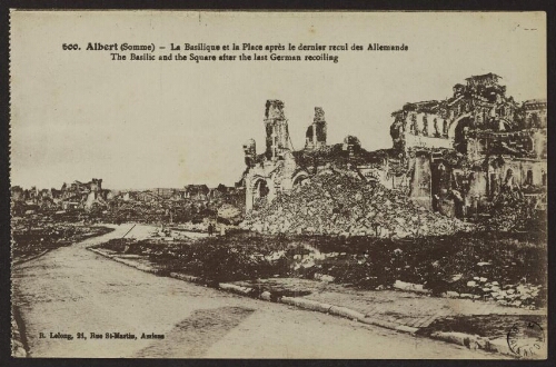 Albert (Somme) - La basilique et la place après le dernier recul des allemands. The basilic and the square after the last german recoiling