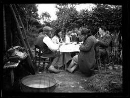 Marc Bry avec ses grands-parents, Robert Desloges autour d'un repas rustique au lieu-dit « Le Gué »  à Essay (Orne) le 25 mai 1930