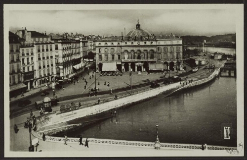 Bayonne - L'Hôtel de ville et place de la Liberté 