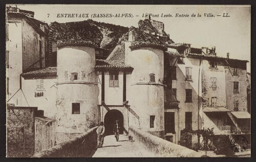 Entrevaux (Basses-Alpes). - Le pont levis. Entrée de la ville. - LL 