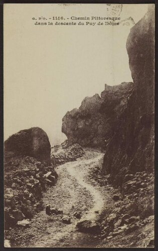 Chemin pittoresque dans la descente du Puy de Dôme 