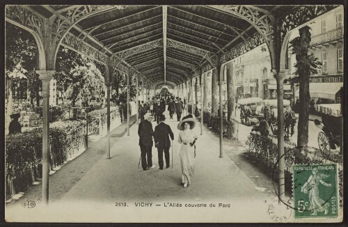 Vichy - L'allée couverte du parc 