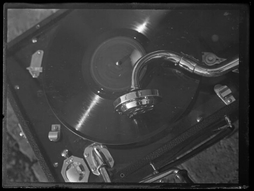 Gros plan sur un phonographe portatif en marche