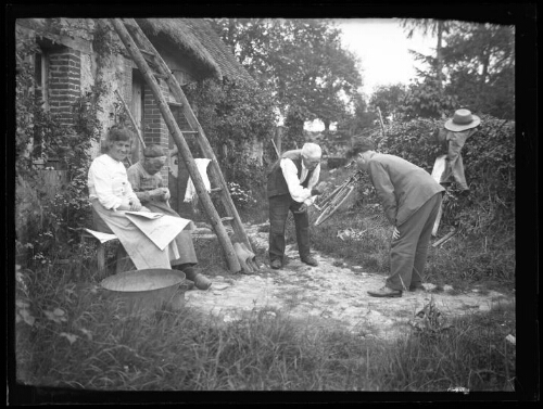 Marc Bry avec ses grands-parents, Gustave et Augustine Chevalier, et sa mère, Juliette, au lieu-dit « Le Gué »  à Essay (Orne)