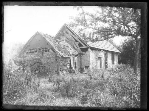 Maison de campagne avec un appentis au toit de chaume en ruine 