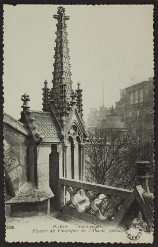 Paris - Notre-Dame. Pinacle du contrefort de l'abside (détail). ND Phot.
