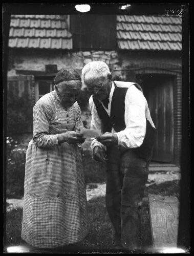 Gustave et Augustine Chevalier, les grands-parents de Marc Bry regardent une photographie
