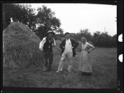 Marc Bry avec ses grands-parents, Gustave et Augustine Chevalier, dans un champ près d'une meule de foin