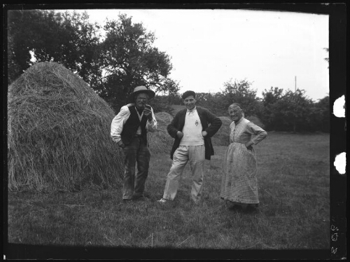 Marc Bry avec ses grands-parents, Gustave et Augustine Chevalier, dans un champ près d'une meule de foin