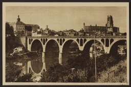 Albi (Tarn). Le pont neuf, la cathédrale et le lycée
