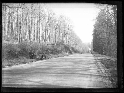 Marc Bry et sa moto sur le bord d'une route en forêt avec sa mère Juliette