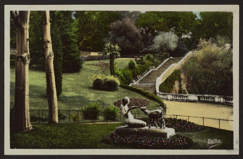 Nîmes (Gard) - Jardin de la Fontaine avec la jeune fille au chevreau (de Marcel Courbier) 