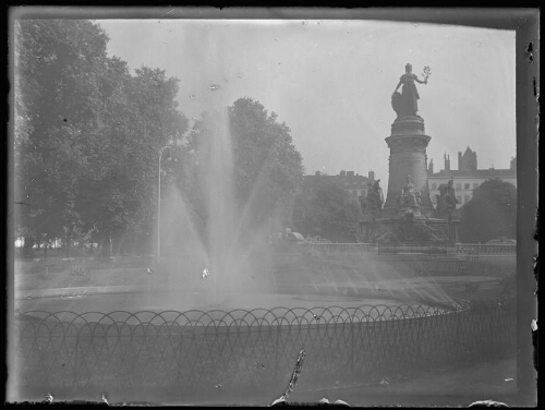 Lyon (Rhône) : statue de la République place Perrache (actuelle place Carnot) ; bassin à jets d'eau au premier plan