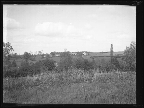 Paysage de campagne avec en arrière plan un hameau