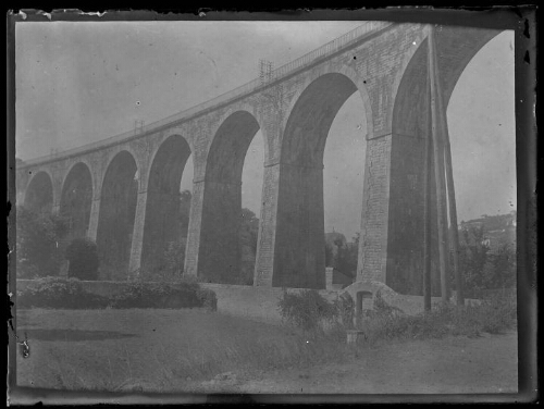 Paysage : vue d'ensemble d'un viaduc prise d'en bas