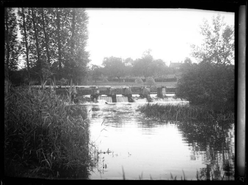 Saint-Germain-du-Corbéis (Orne) : barrage de la Sarthe, le Vieux-Pont près du moulin, le 10 septembre 1930