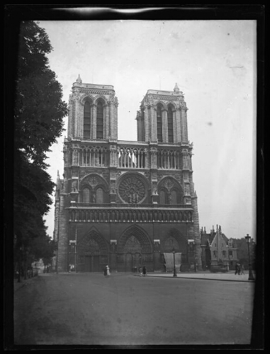 Paris : facade de la cathédrale Notre-Dame de Paris