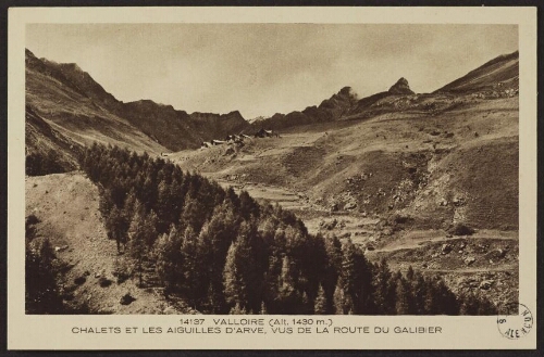 Valloire (Altitude 1430 mètres) - Chalets et les aiguilles d'Arve, vus de la route du Galibier