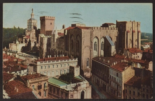 Avignon (Vaucluse). Le palais des Papes et Notre-Dame des Doms, vus du beffroi 