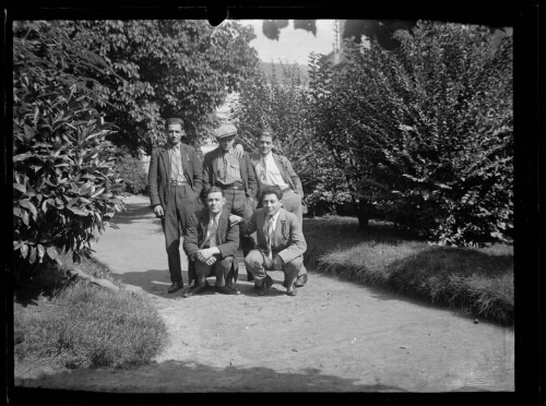 Marc Bry avec quatre amis au square de la poste à Alençon, le 18 septembre 1930