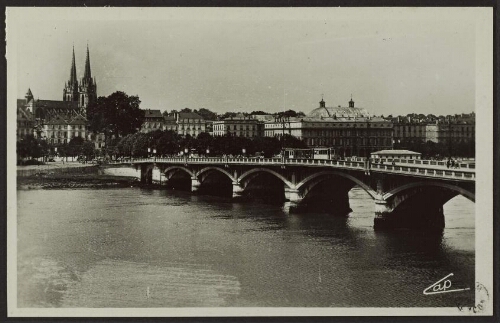 Bayonne - Vue sur le pont Saint-Esprit et l'Hôtel de ville 