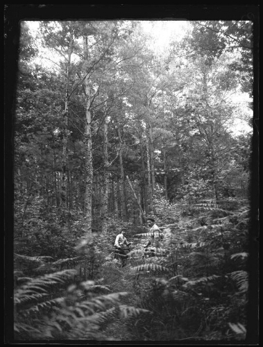 Marc Bry avec un ami et leur vélo au milieu des fougères en forêt