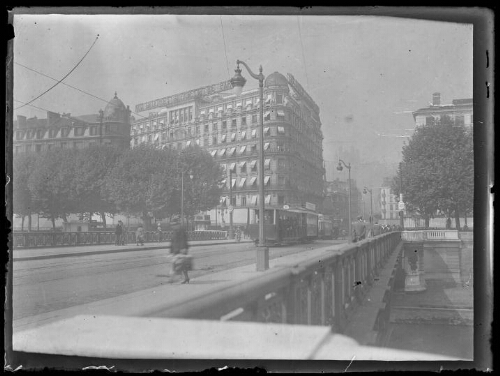 Lyon (Rhone) : vue sur les grands magasins des Cordeliers prise du pont Lafayette de Lyon ; arbres devant les immeubles et piétons le long du boulevard