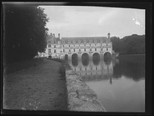 Chenonceaux (Indre-et-Loire) : facade extérieure du château de Chenonceau avec ses reflets sur le Cher