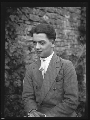 Portrait de Jean Philippe, rue Basses-Ruelles à Alençon, juillet 1930