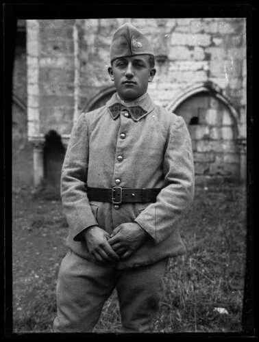 Militaire : portrait en buste d'un jeune homme en habit militaire ; le numéro 401 du régiment d'artillerie anti-aériens est brodé sur son bonnet et sur le col de sa veste