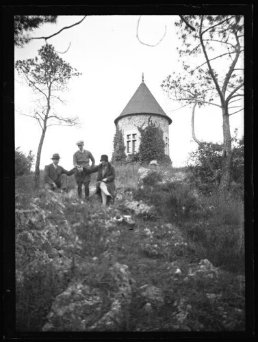 Boitron (Orne) : Marc Bry avec Robert Desloges et sa femme au pied de la « Tour ronde » située au sommet de la butte où était le château des Talvas (anciens seigneurs de Bellême)