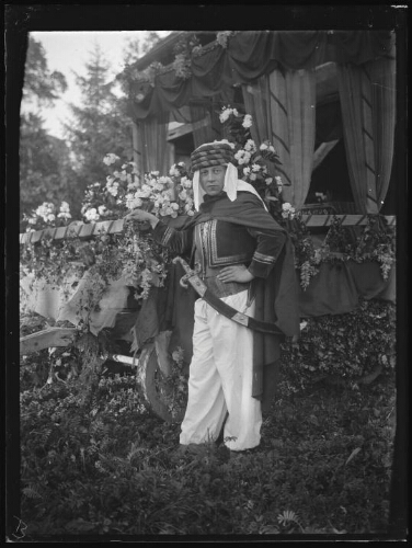 Marc Bry en habit traditionnel égyptien à Essay, le 16 août 1930