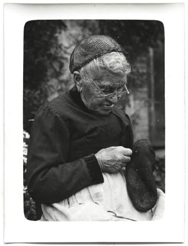 Portrait en buste d'Augustine Clémentine Chevalier, grand-mère de Marc Bry en train de repriser une chaussette, le 24-7-1932