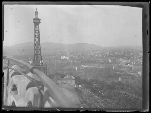 Lyon (Rhône) : vue panoramique de la Tour métallique de Fourvière à Lyon prise du haut de la basilique Notre-Dame de Fourvière ; ville en arrière-plan