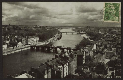 Angers (Maine-et-Loire). Vue générale sur la Maine, les ponts de Verdun et de la Haute-Chaîne 