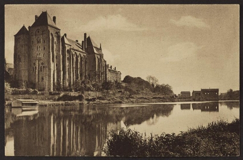 L'abbaye Saint-Pierre de Solesmes vue de la rive droite de la Sarthe 