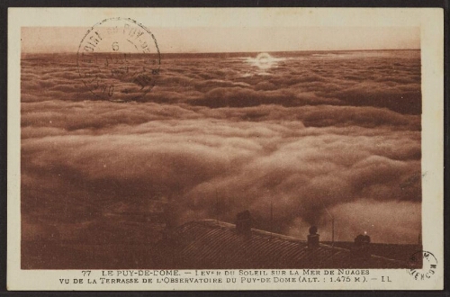 Le Puy-de-Dôme. - Lever du soleil sur la mer de nuages vu de la terrasse de l'observatoire du Puy-de-Dôme (Alt. : 1.475 m). - LL 