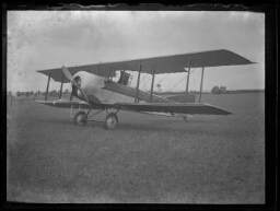 Avion F-AHEA de chez Caudron posé dans un champ