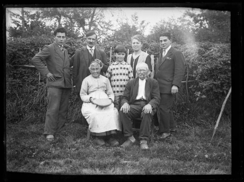 Portrait de groupe : Marc Bry avec ses parents, ses grands-parents et ses frères