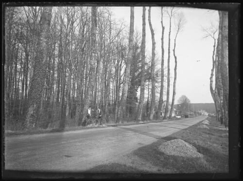 Marc Bry avec un ami à vélo sur le bord d'une route, le 12 mars 1933