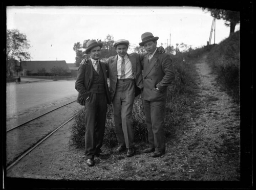Marc Bry avec deux amis, le 1er juin 1930