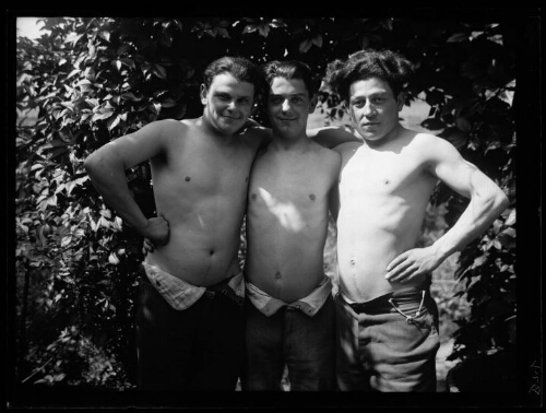 Marc Bry avec deux amis torses nus, rue Basses-Ruelles à Alençon, le 29 août 1930