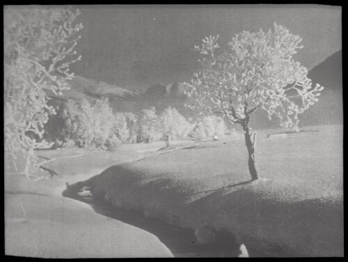 Paysage enneigé traversé par une rivière