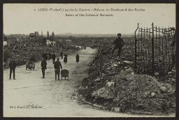 Lens (Pas-de-Calais) après la guerre - Ruines du boulevard des écoles. Ruins of the school's bulwark 