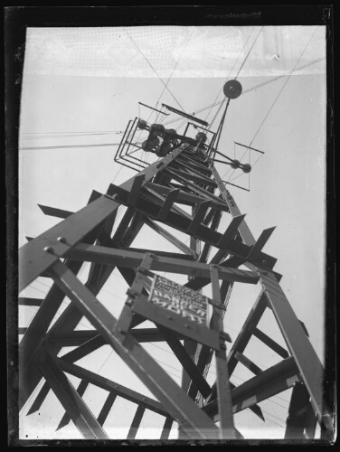Pylone électrique sur lequel est fixé une pancarte "Danger de mort", avril 1934
