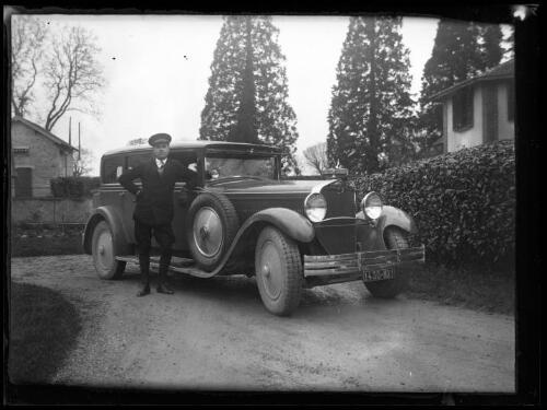 Bursard (Orne) : Voiture Renault 4 cylindres avec son chauffeur stationnée près des remises aux voitures du Haras de Bois Roussel