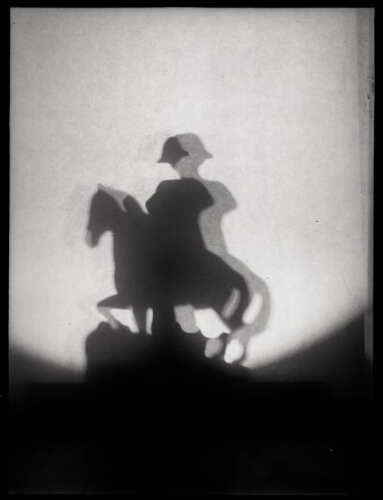 Superposition d'images : ombre dédoublée de la statuette de Napoléon à cheval